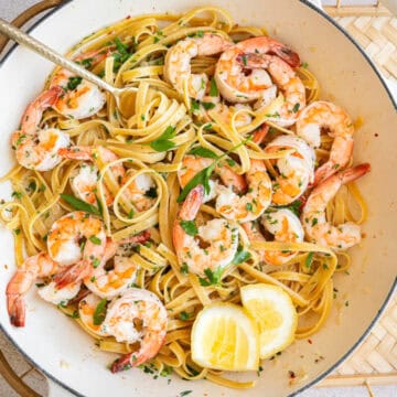 linguine gamberetti with parsley in a pan.