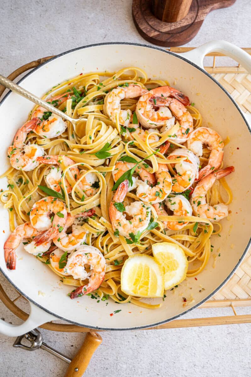 linguine gamberetti with parsley in a pan.