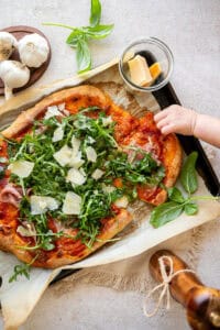 arugula pizza with prosciutto.