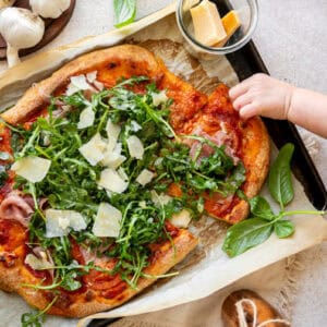 arugula pizza with prosciutto.