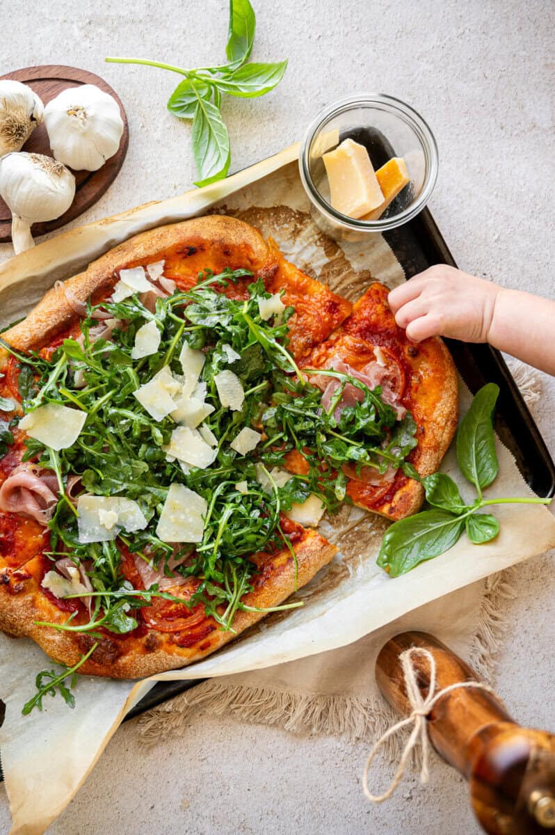arugula pizza with prosciutto.