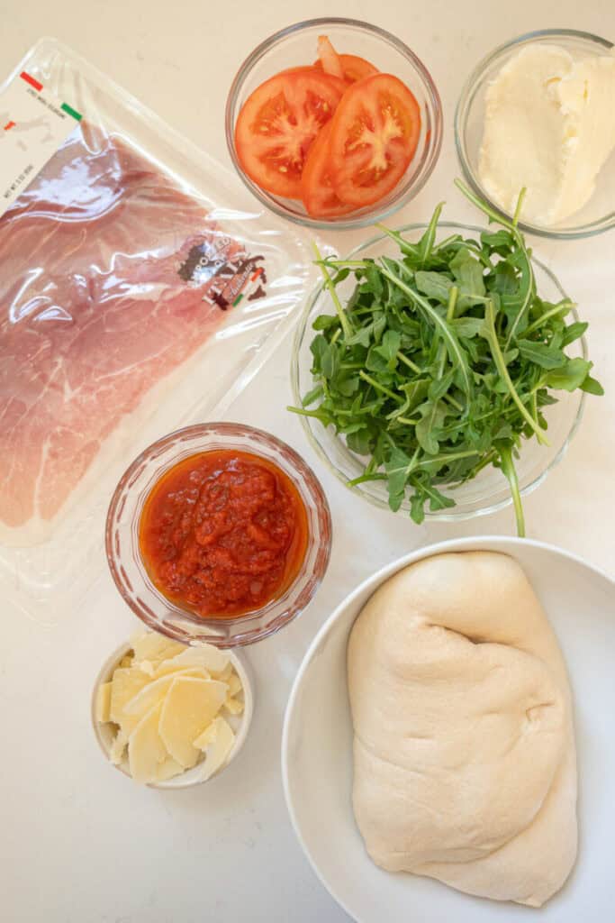 arugula and prosciutto pizza ingredients.