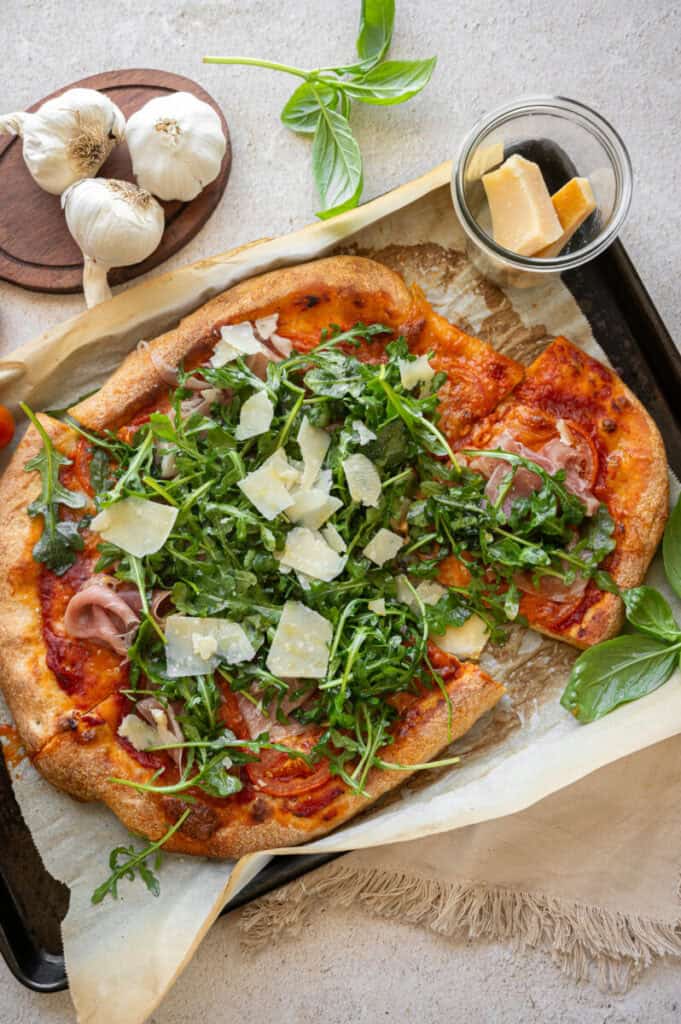 arugula pizza with prosciutto.