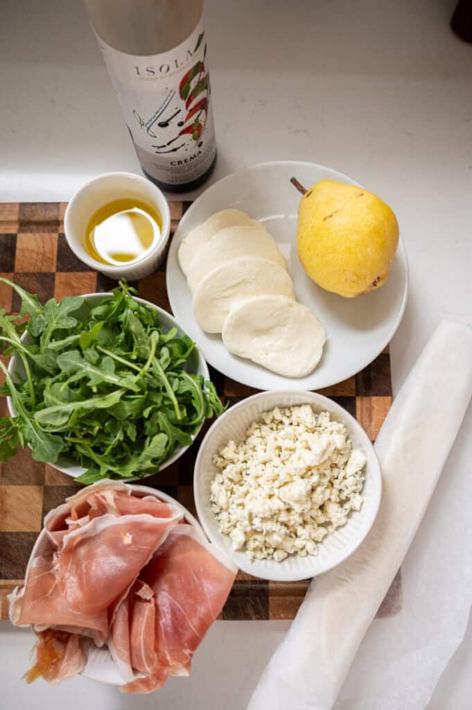 pear, prosciutto, and gorgonzola pizza ingredients.