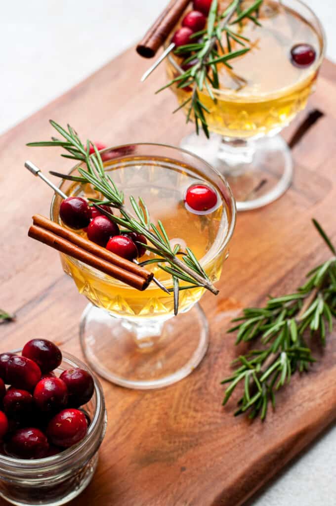 White Cranberry Mulled Wine with cranberries