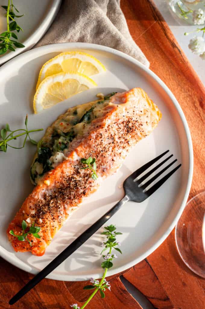 spinach stuffed salmon with lemon wedges