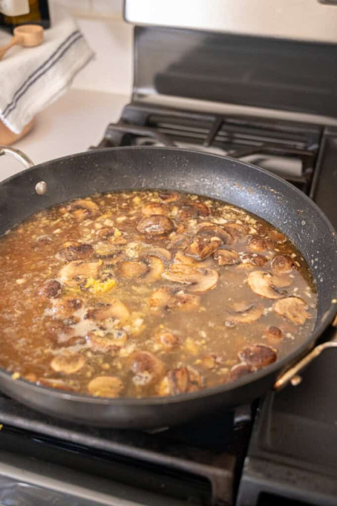 chicken modiga sauce with white wine and mushrooms.