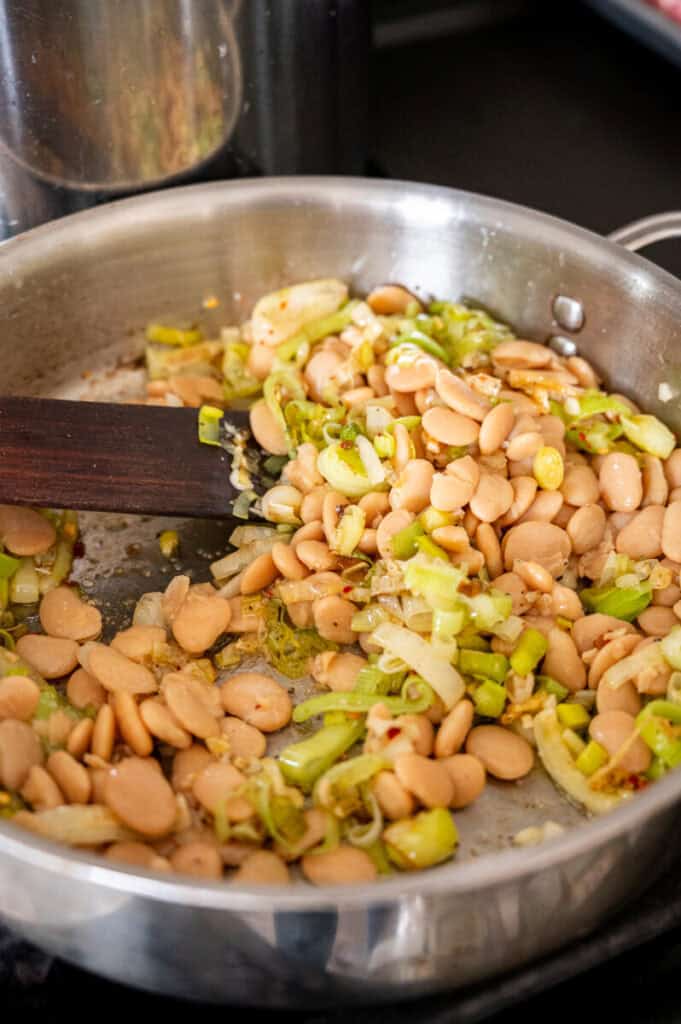 butter beans and leeks in a pan.